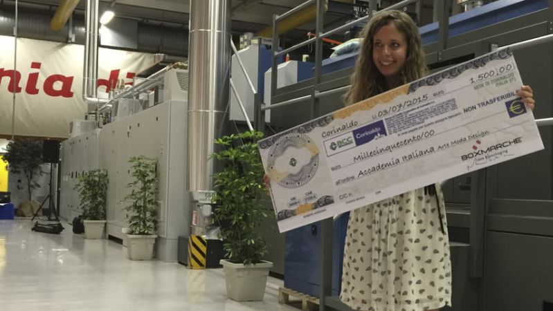 premiazione studentessa accademia italiana