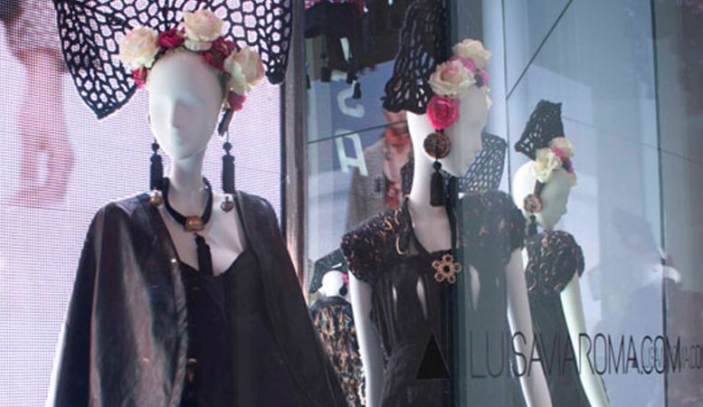 A trendy Window Display dedicated to the fashion creations of Accademia Italiana students