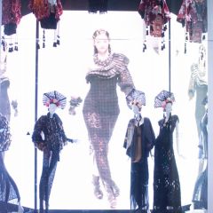 A trendy Window Display dedicated to the fashion creations of Accademia Italiana students