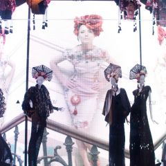 A trendy Window Display dedicated to the fashion creations of Accademia Italiana students