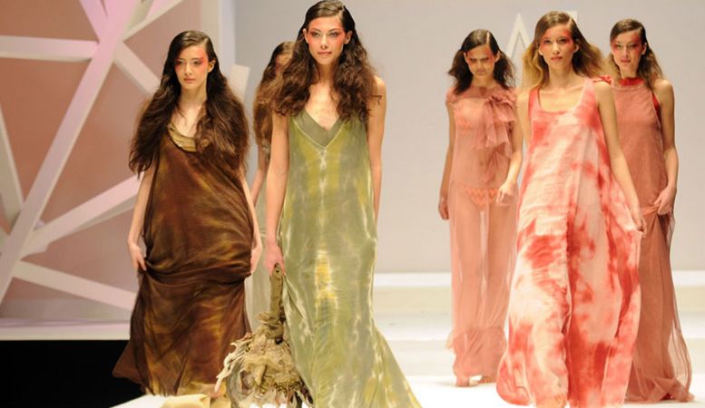Sfilata di moda e mostra di design e fotografia.