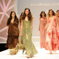 Sfilata di moda e mostra di design e fotografia.