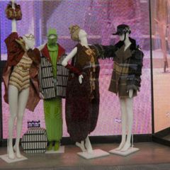 Una vetrina per LUISAVIAROMA. Quattro outfit e il video della sfilata