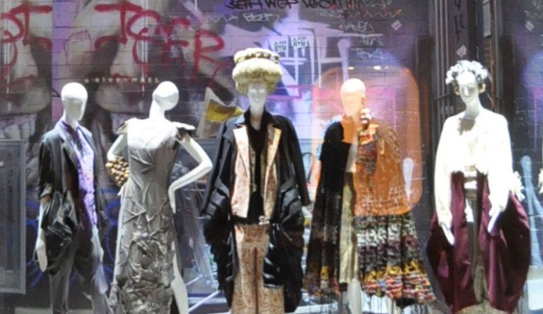 A mix of fashion and photography. The windows of Luisaviaroma present the creations of the  students