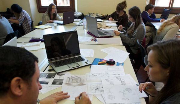 La creatività corre sul web