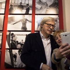 Vittorio Sgarbi inaugura la mostra 