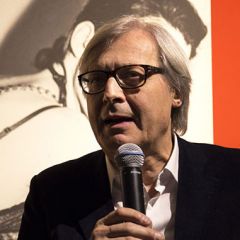 Vittorio Sgarbi inaugura la mostra 