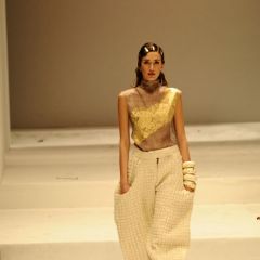 Le immagini della sfilata degli studenti della scuola di moda e di costume