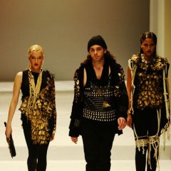 Le immagini della sfilata degli studenti della scuola di moda e di costume