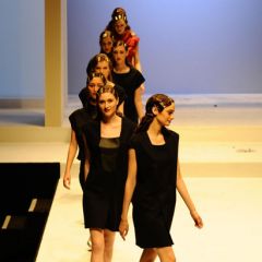 Le immagini della sfilata degli studenti della scuola di moda e di costume