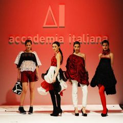Le immagini della sfilata degli studenti della scuola di moda e di costume