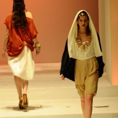 Le immagini della sfilata degli studenti della scuola di moda e di costume