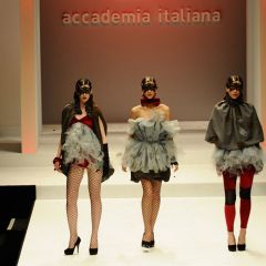 Le immagini della sfilata degli studenti della scuola di moda e di costume
