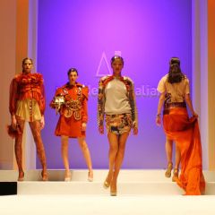 Le immagini della sfilata degli studenti della scuola di moda e di costume