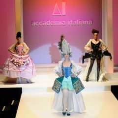 Le immagini della sfilata degli studenti della scuola di moda e di costume