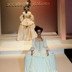 Le immagini della sfilata degli studenti della scuola di moda e di costume
