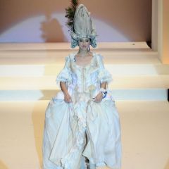 Le immagini della sfilata degli studenti della scuola di moda e di costume