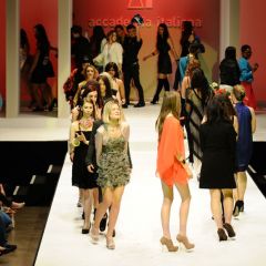 Le immagini della sfilata degli studenti della scuola di moda e di costume