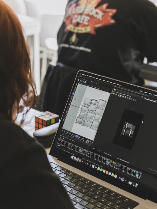 Il gruppo Intesa San Paolo sostiene gli iscritti di Accademia Italiana