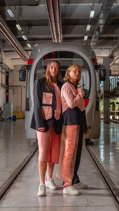 Da Divise a Uniche: le divise dei conducenti del tram vendute per l’empowerment femminile